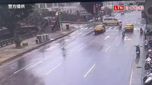 女騎士未讓救護車撞車受傷 挨罰3600元、吊銷駕照（警方提供／翻攝畫面）