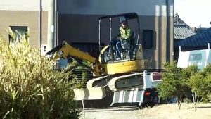 Clever Escavator Unload in Japan