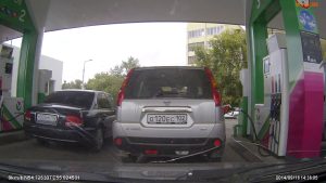 Cette femme met le plein d'essence... mais dans la mauvaise voiture