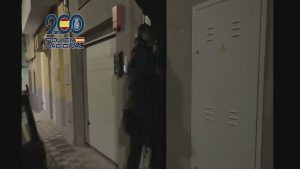 El juez deja en libertad a los dos hackers detenidos por difundir datos de Sánchez