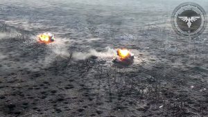 テレグラムのstrikedronescompanyチャンネルに公開されたビデオが、地雷を踏んだ瞬間に同時に爆発する2台のロシア製BTRを捉えた