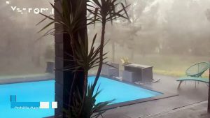 A wet downburst causes chaos in Bagard, France! Violent wind gusts of over 100 km/h have caused significant material damage