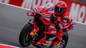 Marc Márquez resiste a Álex para ganar el Sprint de Assen