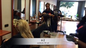 Como crear un efecto raiz oscura sobre una Melena rubia decolorada