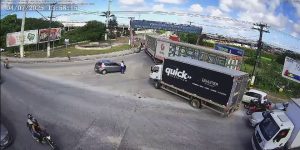 Carga de suco cai de carreta no Distrito Industrial e populares saquearam produtos