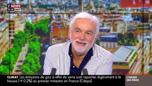 Sonia Mabrouk présente fièrement sa fille Soraya, 11 mois, à la famille de CNews dans l'émission "L'heure des Pros"