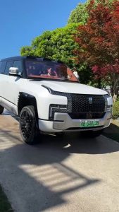 El Yangwang U8 de BYD flotando en un río en China