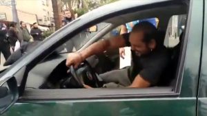 自分の車を破壊するナイスガイ