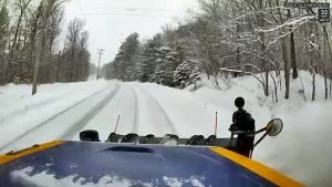 ニューヨークのトラックに激しく衝突する車の映像