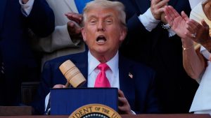 Trump firma su gran Ley de reforma fiscal que recorta impuesto a los ricos
