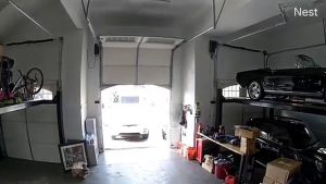 Rentrer sa voiture dans le garage la porte ouverte