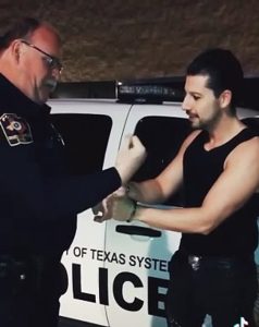 Il montre à ce policier qu'il peut retirer des menottes en quelques secondes !
