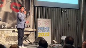 Maxime Cayuela emociona el públic dels premis Octubre interpretant "Tant com me quedarà", de Jordi Barre