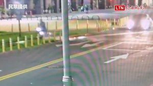 高雄6旬伯騎車闖入輕軌道 擦撞灑水筒自摔還要被罰（民眾提供）