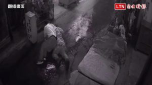 失業「窮鬼」當街搶女移工金項鍊 被見義勇為保全壓制（翻攝畫面）