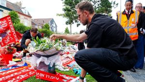 Jordan Henderson se despide de Diogo Jota con un ramo de flores en Anfield