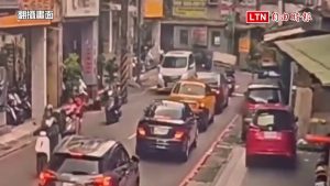 驚悚畫面曝！中和工人「連人帶窗」墜樓 鐵窗砸中轎車（翻攝畫面）