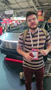 Premier contact avec le Tesla Cybertruck !
