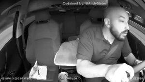 アメリカ男子さん、煽ってくる車に拳銃を躊躇なく撃ちまくる