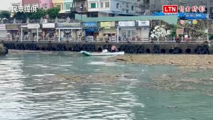 山區超大豪雨漂流木全往下沖 小琉球航班排隊入港（民眾提供）