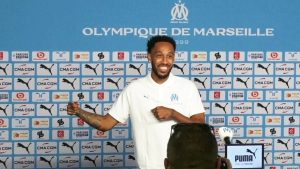 Aubameyang vacila a la prensa de Marsella posando... ¡con una camiseta invisible!
