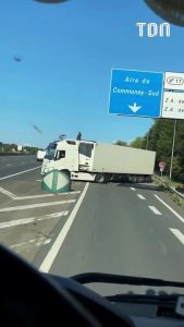 Un camion fait demi-tour sur l'autoroute