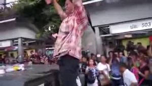 ทหารกำลังล่าถอยจากเหตุปะทะกับกลุ่มผู้ต่อต้านรัฐประหารที่อนุสาวรีย์ชัย 28 พ.ค 57 - YouTube