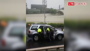 台南暴雨 休旅車遇水地下道熄火 警徒手推車上岸